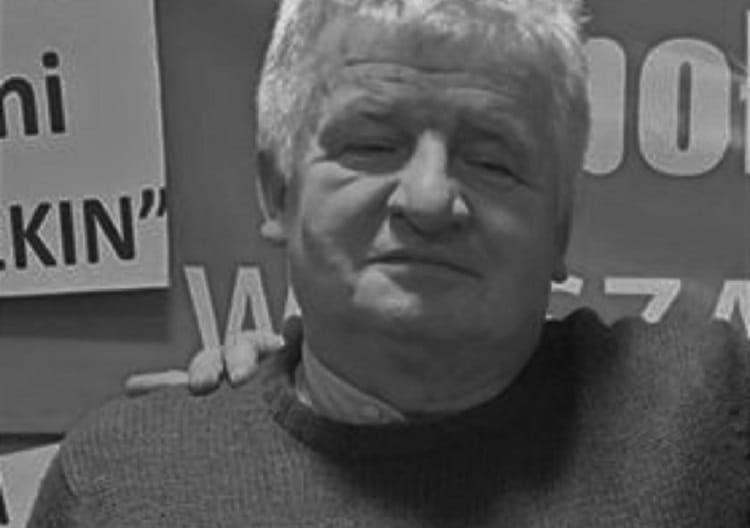 Portret mężczyzny z bliska, prawdopodobnie rozmawiającego o polityce.