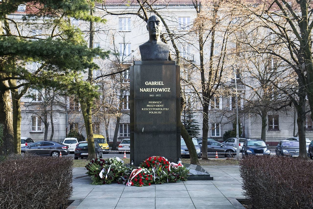 Popiersie Gabriela Narutowicza, pierwszego prezydenta Polski, z wieńcami.