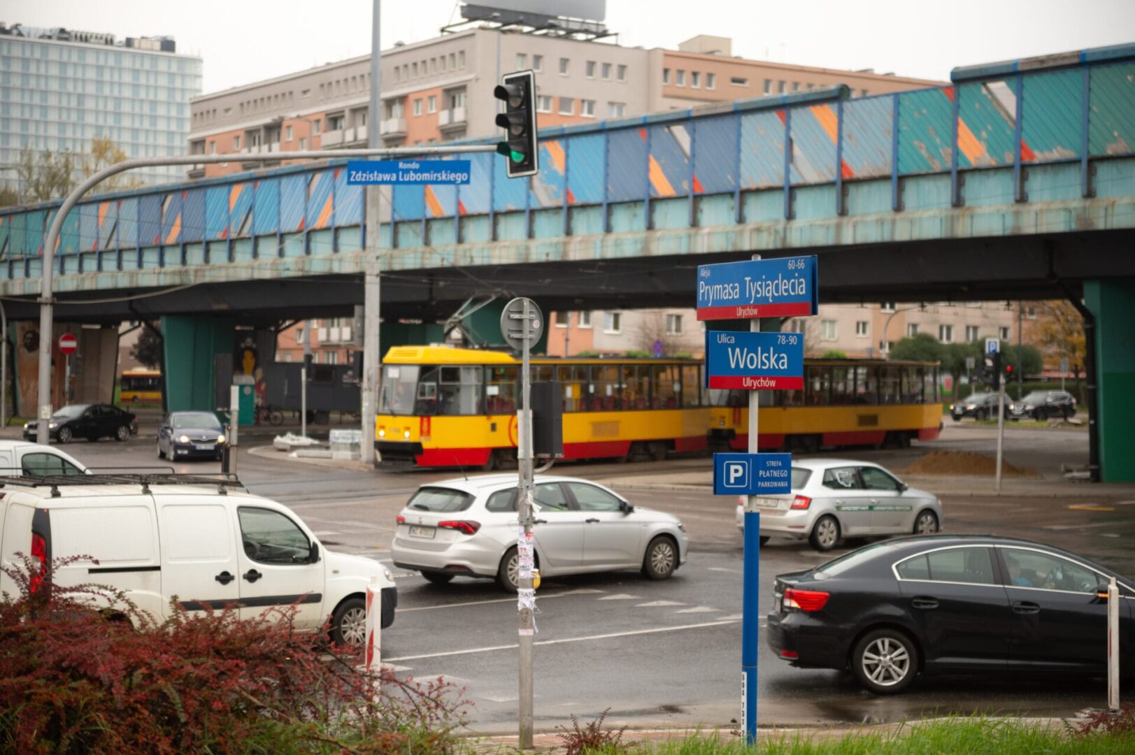 Scena uliczna Warszawy: Tramwaj na skrzyżowaniu ulic Prymasa Tysiąclecia i Wolskiej.