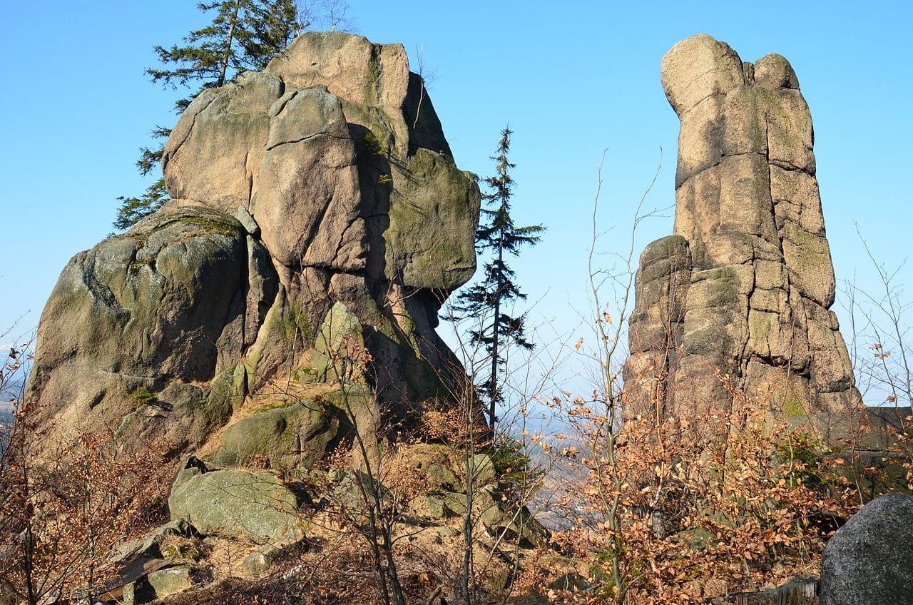 Surowe formacje skalne z piaskowca w naturalnym otoczeniu