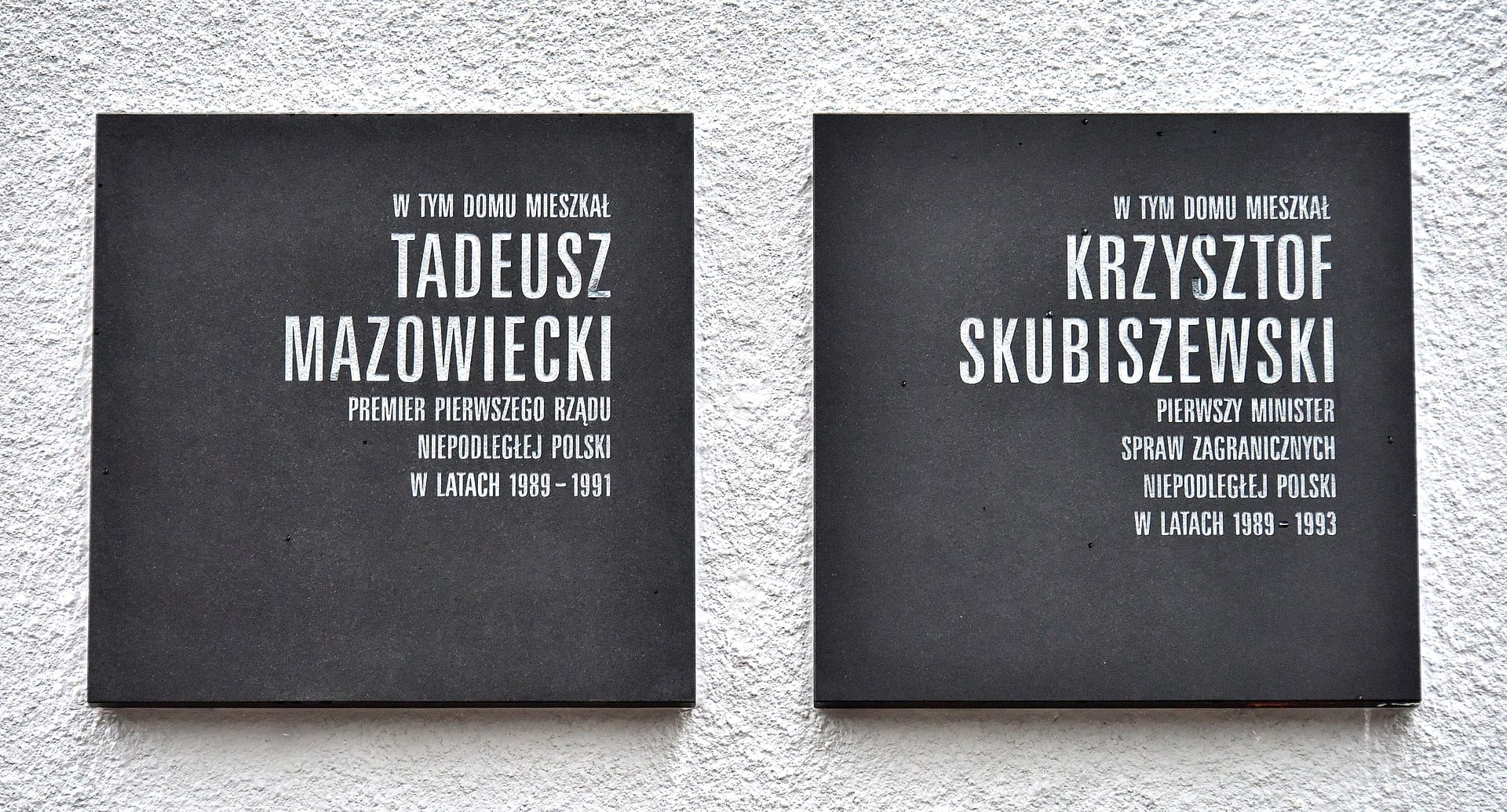 Tablice pamiątkowe poświęcone Tadeuszowi Mazowieckiemu i Krzysztofowi Skubiszewskiemu, pierwszemu premierowi Polski i ministrowi spraw zagranicznych w latach 1989-1993.
