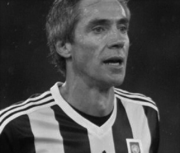 Czarno-biały portret byłego piłkarza Dmitrija Aleniczewa.