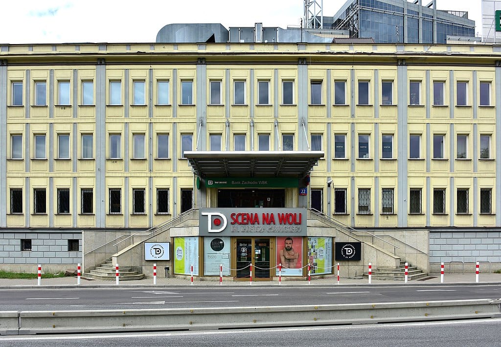 Teatr Scena na Woli w Warszawie, Polska. Wejście z oznakowaniem.