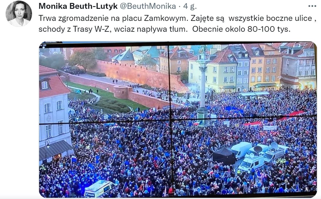 Duży tłum zebrał się na warszawskim Placu Zamkowym, wypełniając okoliczne ulice. Protest.