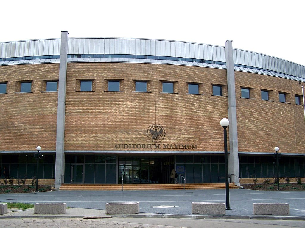 Budynek Auditorium Maximum, elewacja zewnętrzna z cegły, wejście