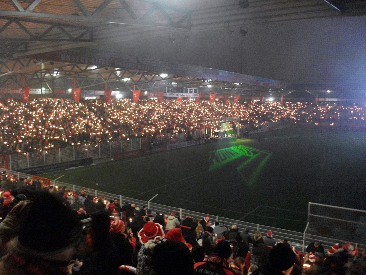 Hołd dla stadionu przy blasku świec: Tysiące fanów trzyma świece w poruszającym geście żałobnym.