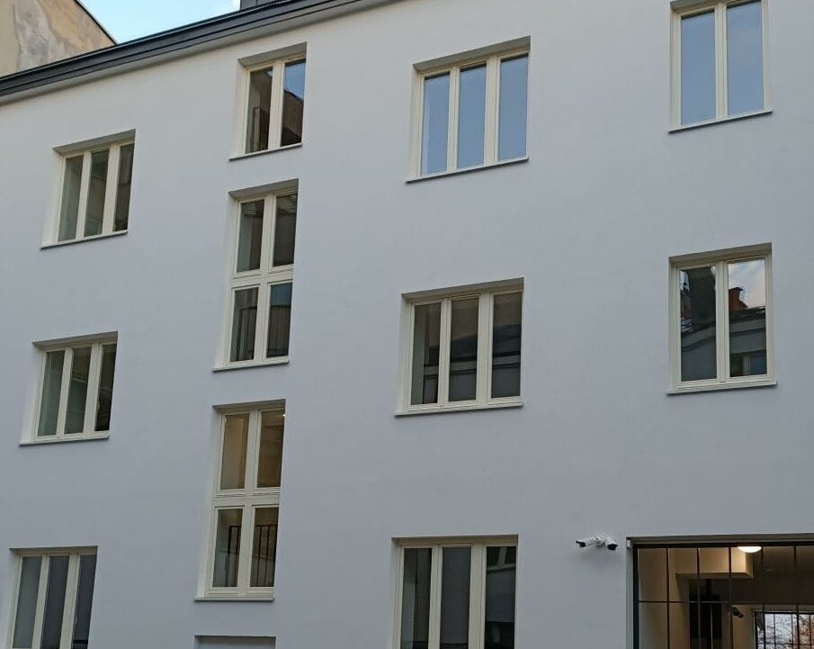 Nowoczesny budynek apartamentowy z zewnątrz z dużymi oknami