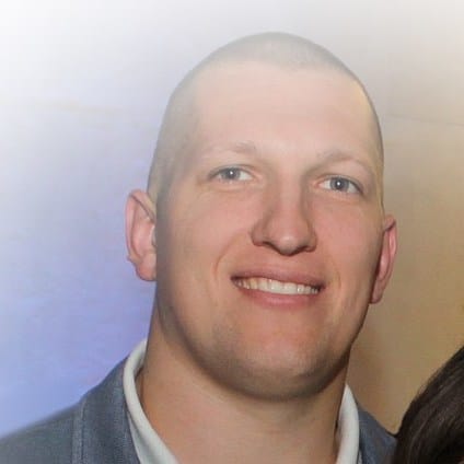 Zdjęcie uśmiechniętego mężczyzny z krótkimi włosami