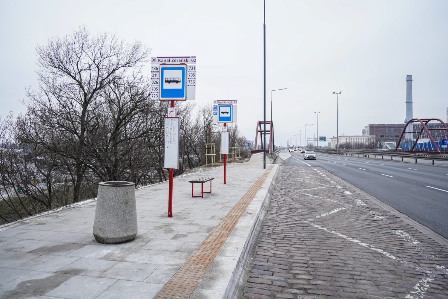 Pusty przystanek autobusowy przy Kanale Żerańskim 02 w Warszawie, Polska. Podano linie autobusowe 186, 211, 326, 705, 723, 731, 735, 736.