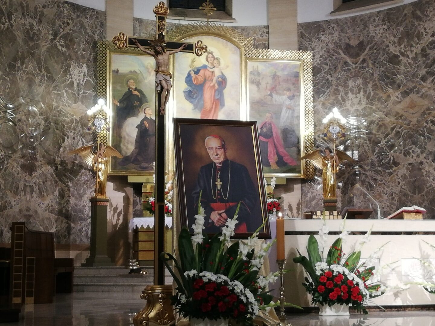 Portret kardynała Stanisława Dziwisza z hołdem kwiatowym w kościele