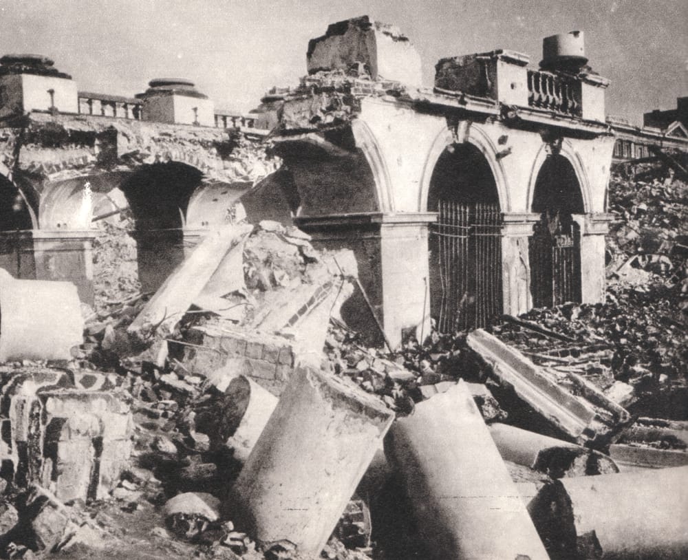 Zniszczony klasyczny budynek po bombardowaniu, gruz i odłamki