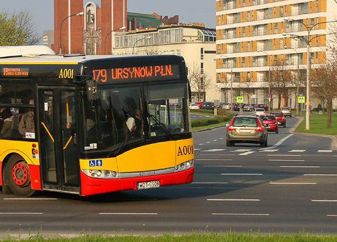 Żółto-czarny autobus miejski nr 179 Ursynow PLN na skrzyżowaniu.