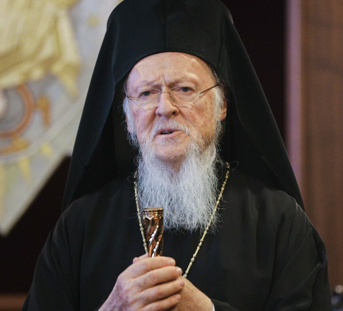 Patriarcha Bartłomiej I, Ekumeniczny Patriarcha Konstantynopola, trzymający złoty przedmiot liturgiczny.