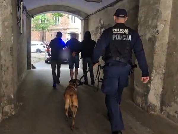 Policjanci zatrzymali podejrzanych w pobliżu ulicy Brzeskiej, na dachu bloku mieszkalnego rozstrzelano narkotyki.