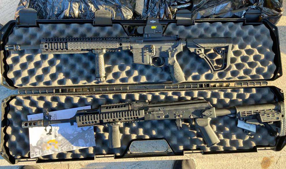 Dwa karabiny, AR-15 i AK-47, w twardym futerale.