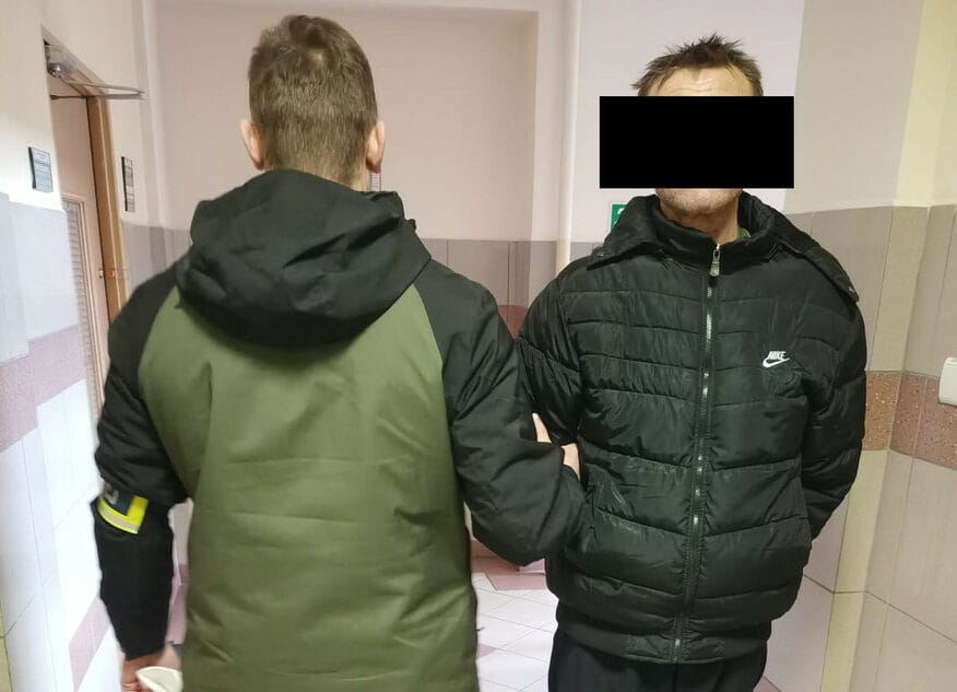 Dwóch mężczyzn w kurtkach, aresztowanych pod zarzutem popełnienia przestępstwa.