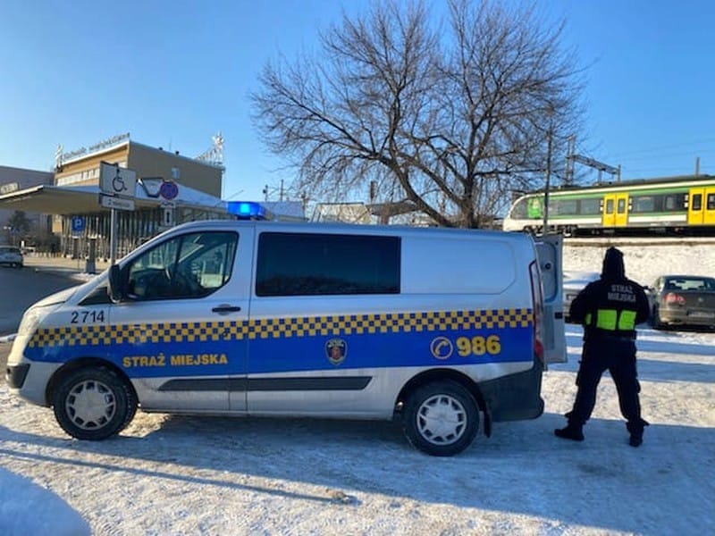 Samochód policyjny na stacji kolejowej, numer 986