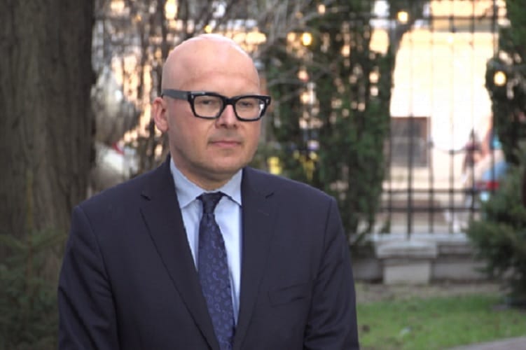 Zdjęcie łysego mężczyzny w garniturze i okularach