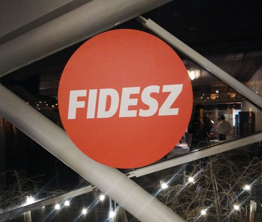Logo Fideszu na czerwonym kółku