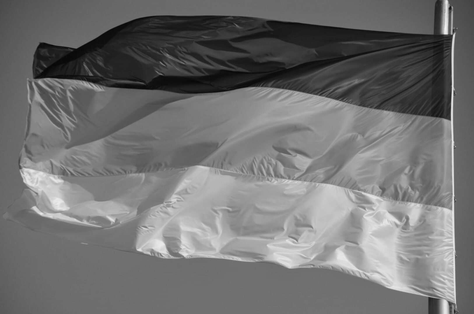 Czarno-biała flaga powiewająca na wietrze