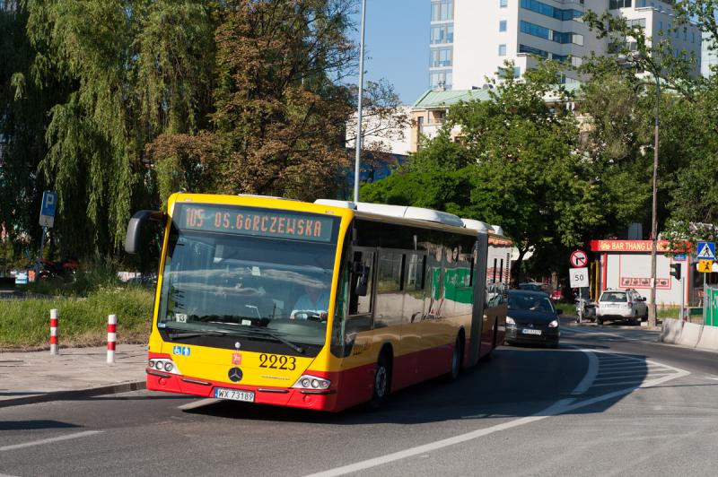 Żółty i czerwony autobus miejski, numer 2223, linia 105 Oś. Górczewska, w Warszawie, Polska.