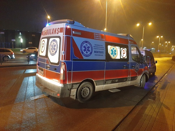 Ambulans w nocy; pogotowie ratunkowe reagujące na wezwanie. „Meditrans” widoczny z boku.