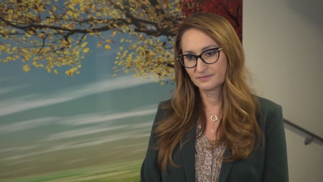 Kobieta w okularach mówi, jesienne tło