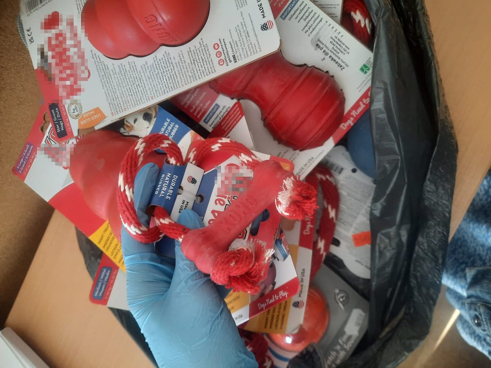 Asortyment zabawek dla psów Kong w czarnej torbie. Wytrzymała naturalna guma.