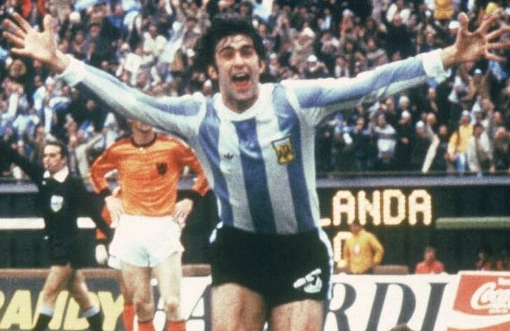 Argentyński piłkarz świętuje gola, unosząc ręce, Mistrzostwa Świata 1978
