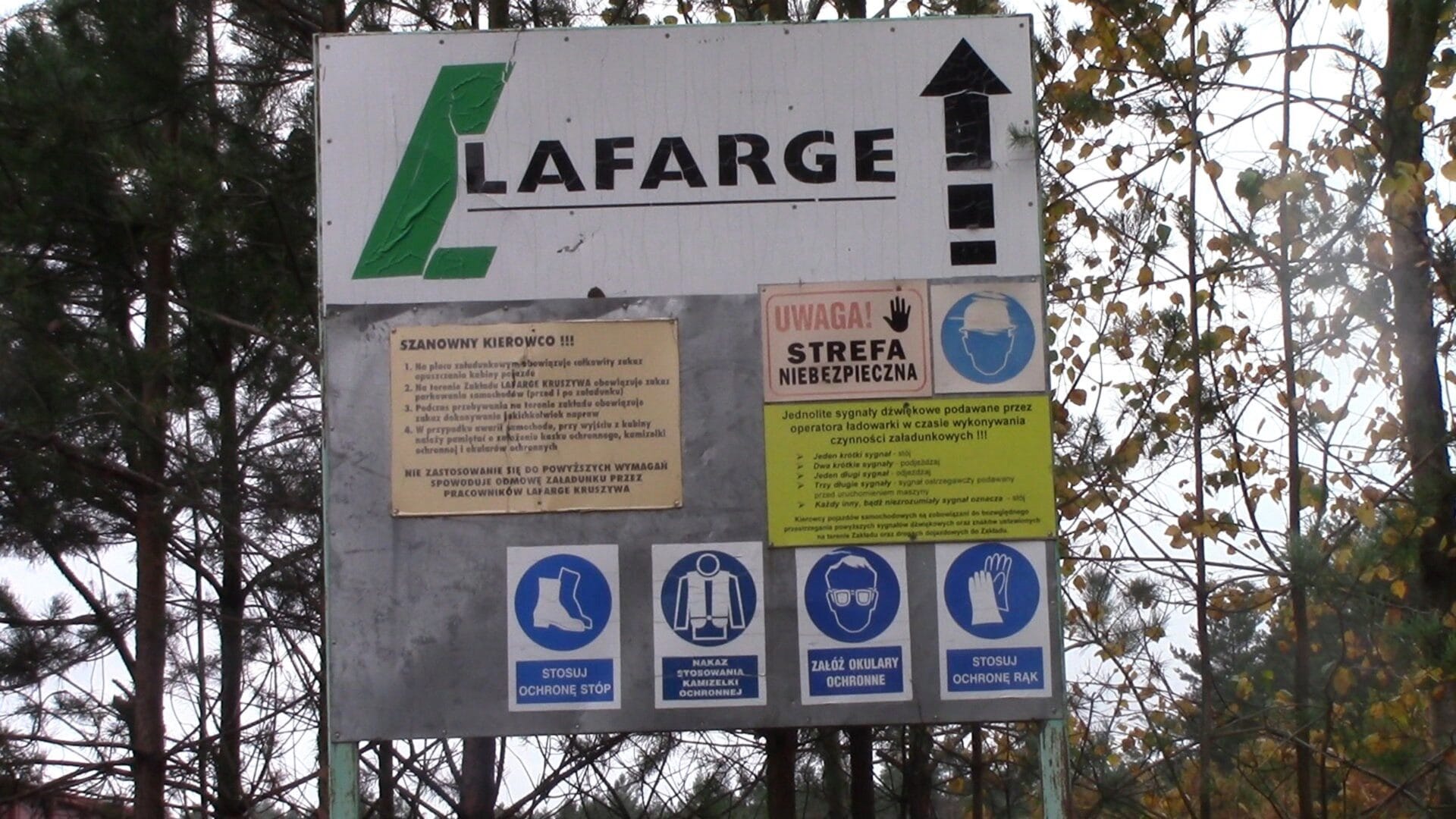 Znak bezpieczeństwa w kamieniołomie Lafarge: „Strefa Niebezpieczna”, wymagania dotyczące środków ochrony indywidualnej