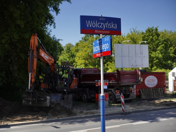 Budowa drogi na ulicach Wólczyńskiej i Nocznickiego w Bielanach. Obecne są koparki i ciężarówki.