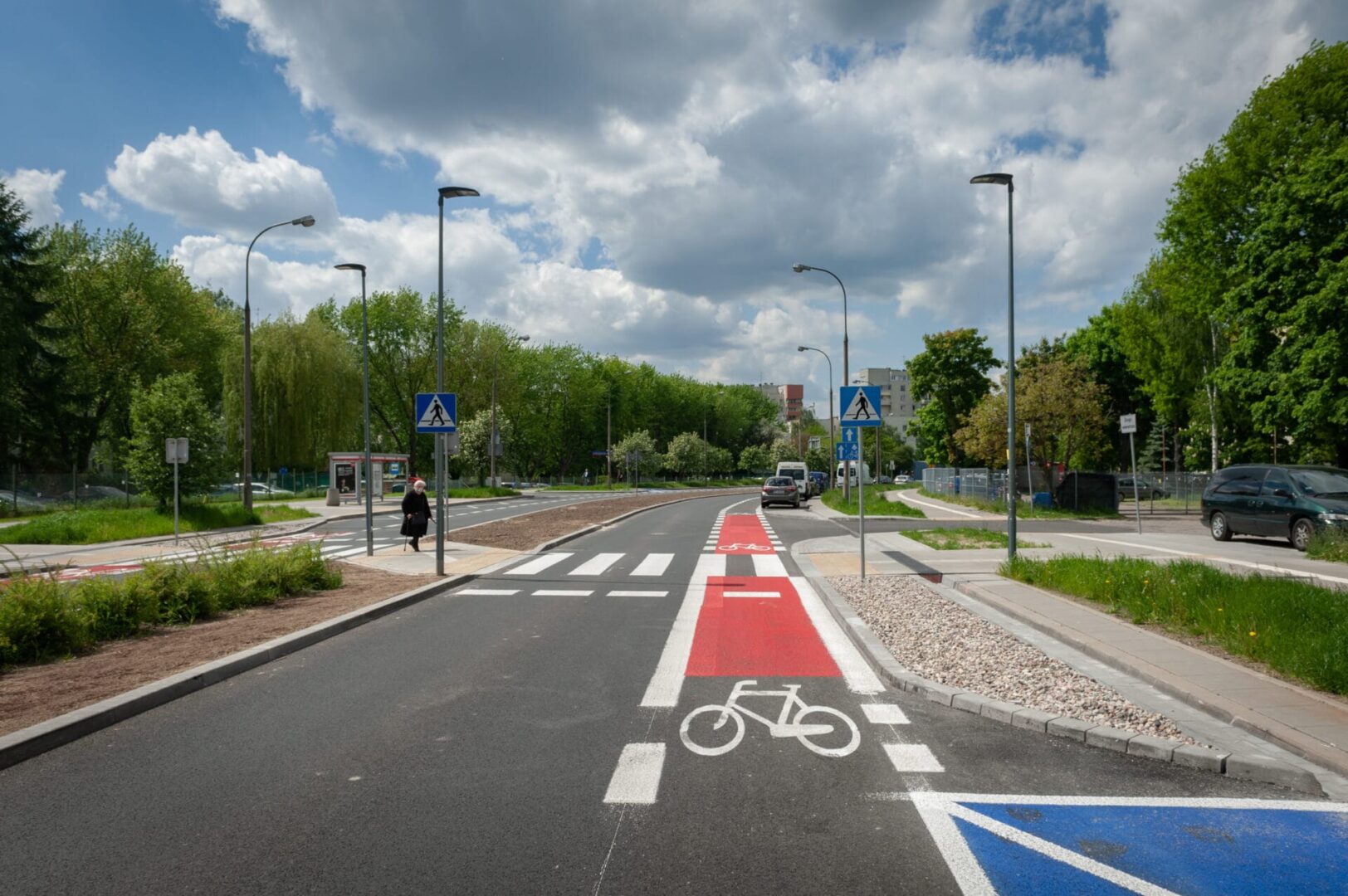 Nowo wyasfaltowana droga z pasem rowerowym i przejściem dla pieszych