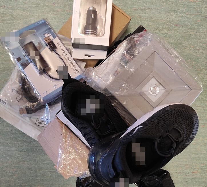 Stos elektroniki i para czarnych trampek