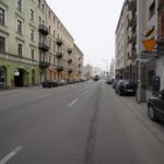 Pusta ulica w Warszawie, Polska, ukazująca starą europejską architekturę.
