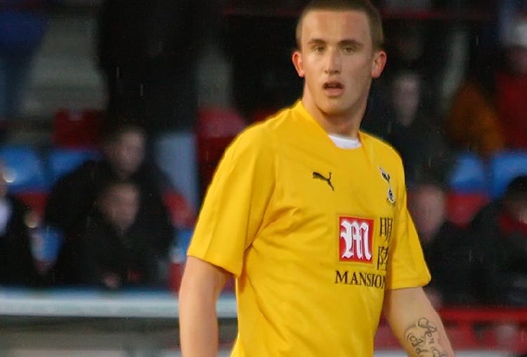 Młody piłkarz Tottenhamu Hotspur w żółtej koszulce