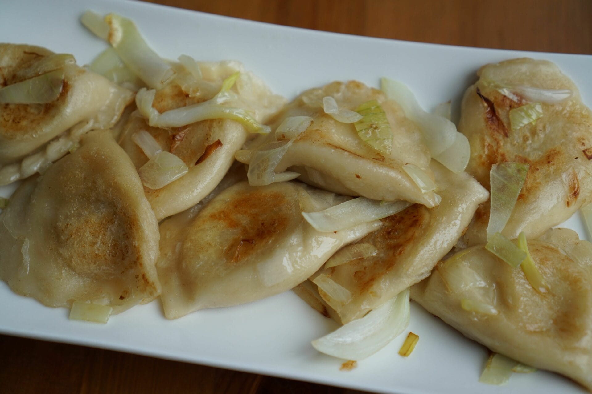 Pierogi smażone na patelni z karmelizowaną cebulą