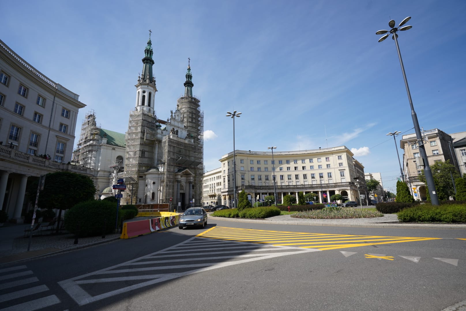 Kościół św. Augustyna w Warszawie w trakcie renowacji, widok na rynek miejski