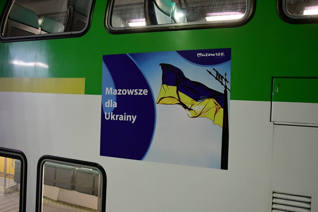 Pociąg z reklamą Mazowsze dla Ukrainy z ukraińską flagą.