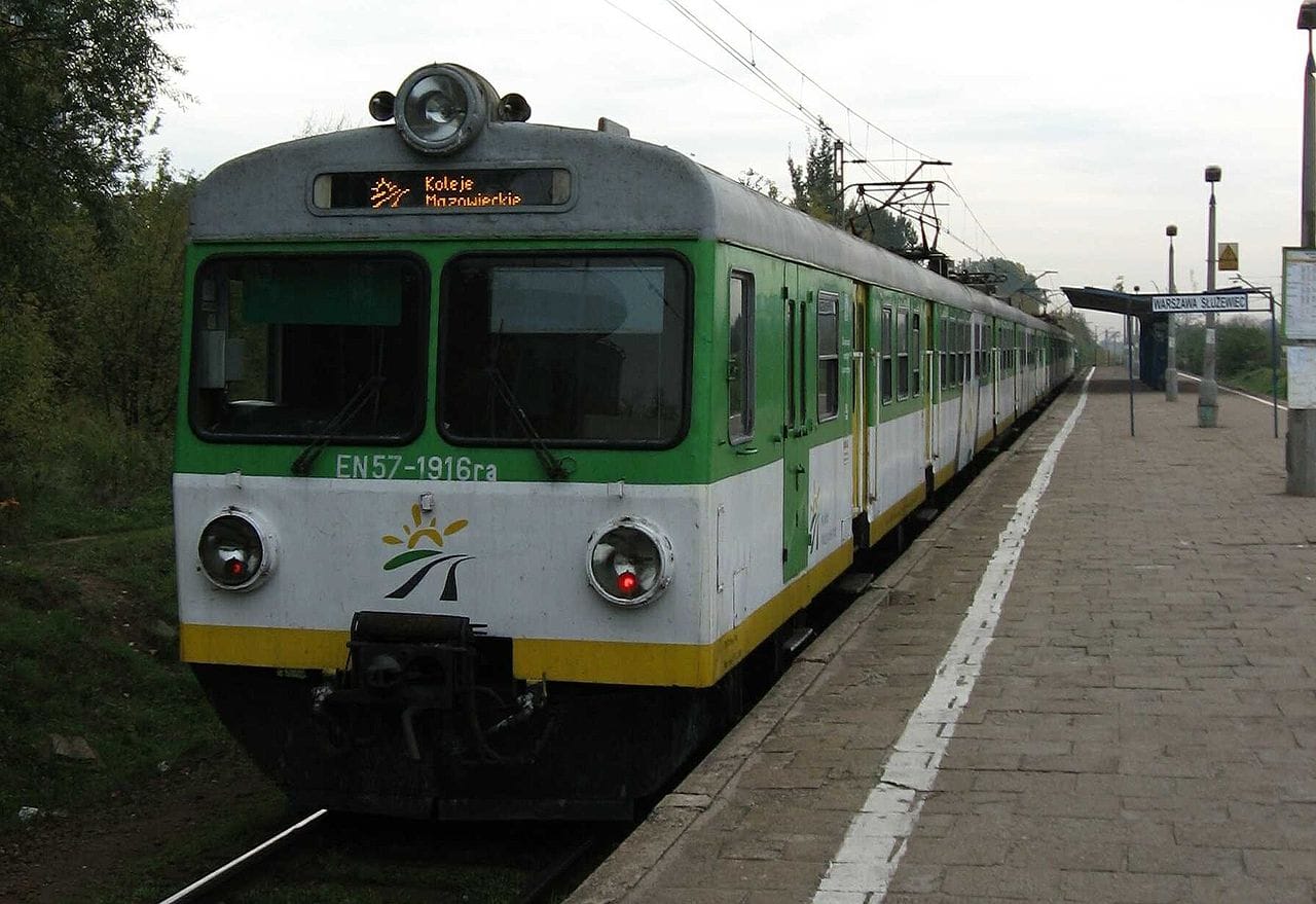 Pociąg EN57-1916ra na stacji Warszawa Szulęcin, Koleje Mazowieckie