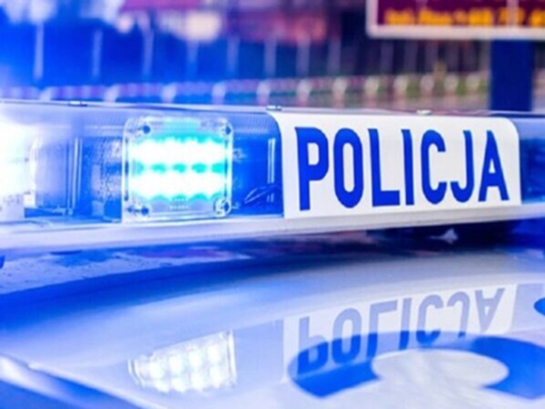 Polski radiowóz policyjny z wyraźnie widocznym napisem POLICJA.