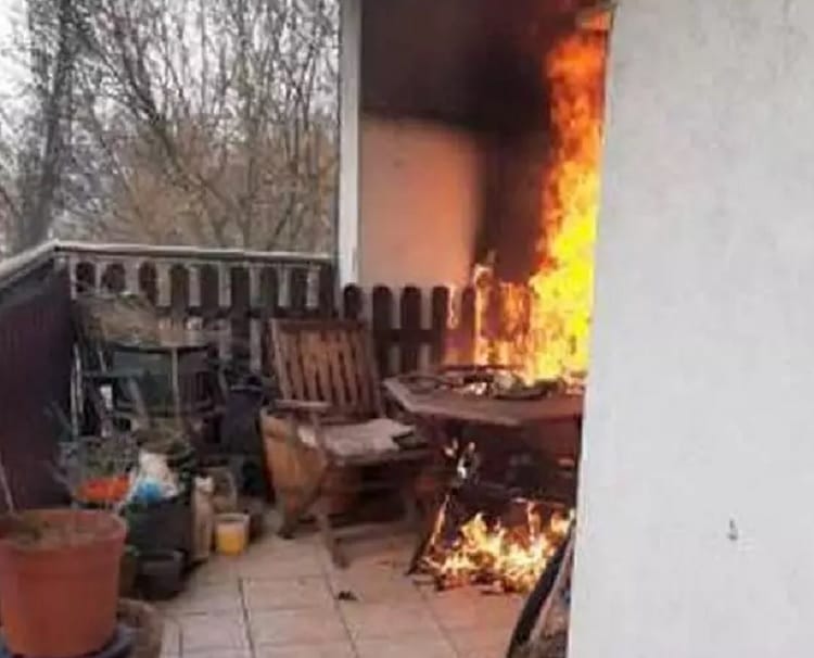 Ogień na tarasie pochłania meble ogrodowe