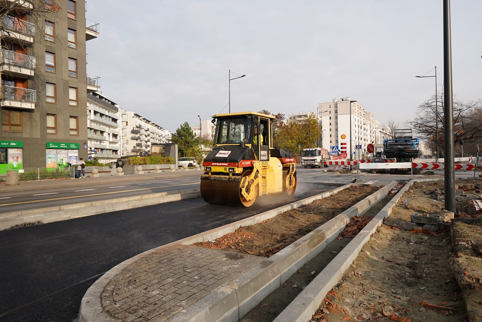 Budowa dróg: zagęszczarka Dynapac CC220SWE wygładza asfalt.