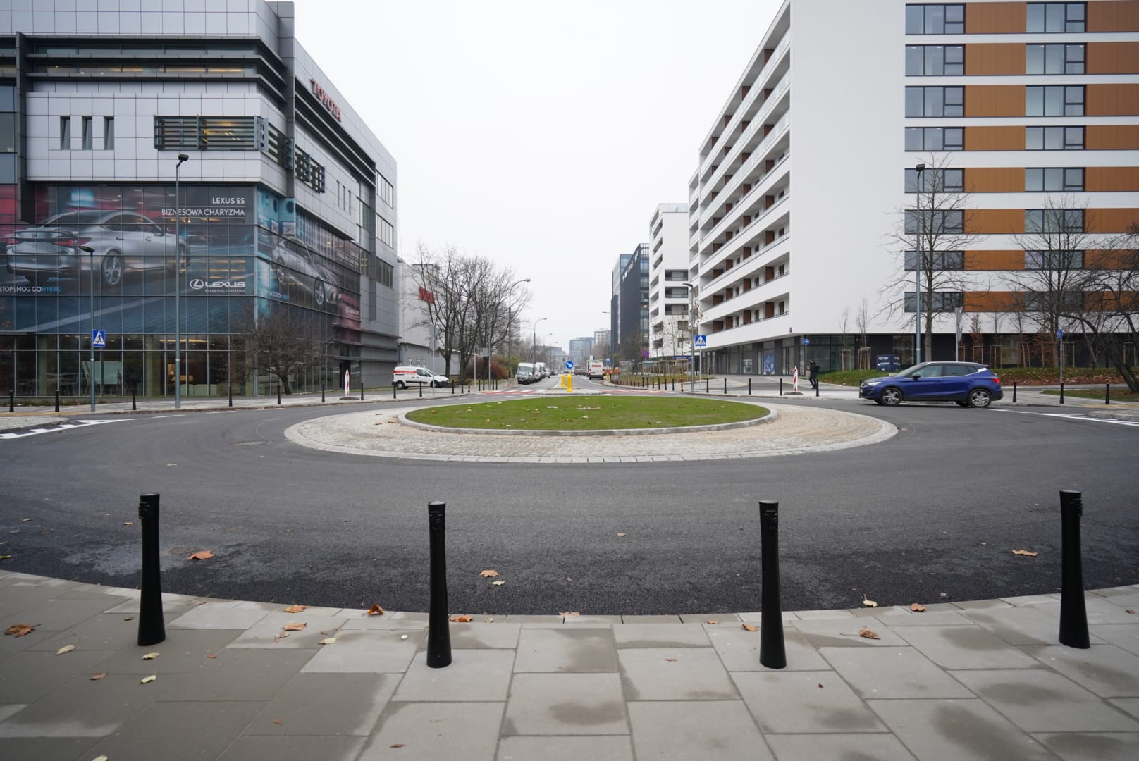 Nowoczesne rondo w mieście z salonem sprzedaży Lexusa i budynkami mieszkalnymi