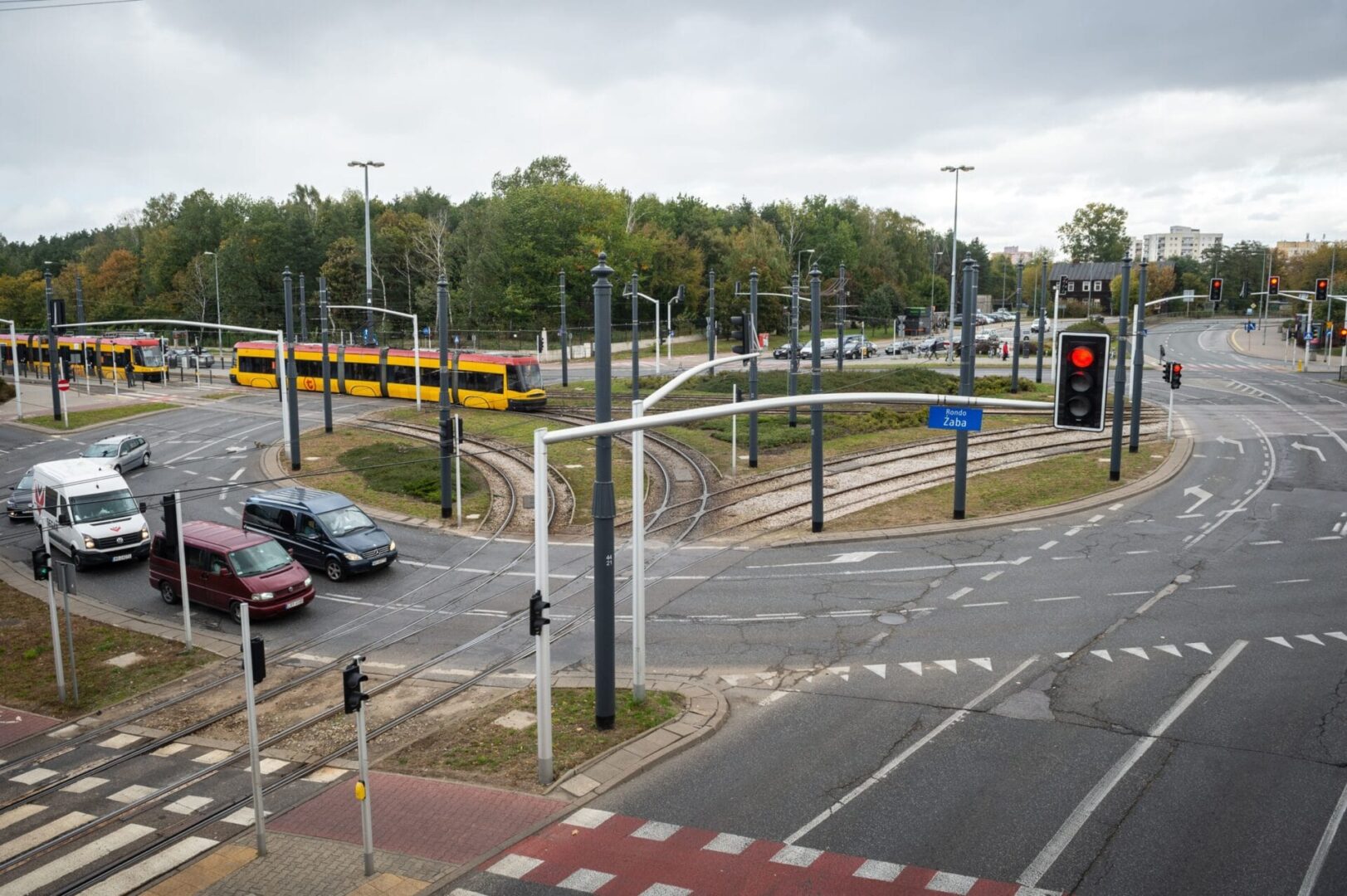 Tory tramwajowe i skrzyżowanie dróg przy Rondzie Zaba. Na zdjęciu tramwaje i samochody.