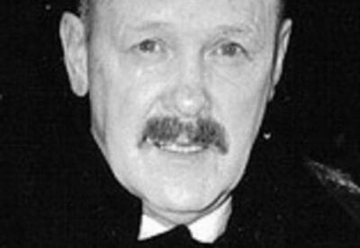 Czarno-biały portret sędziego Roberta A. Steina.