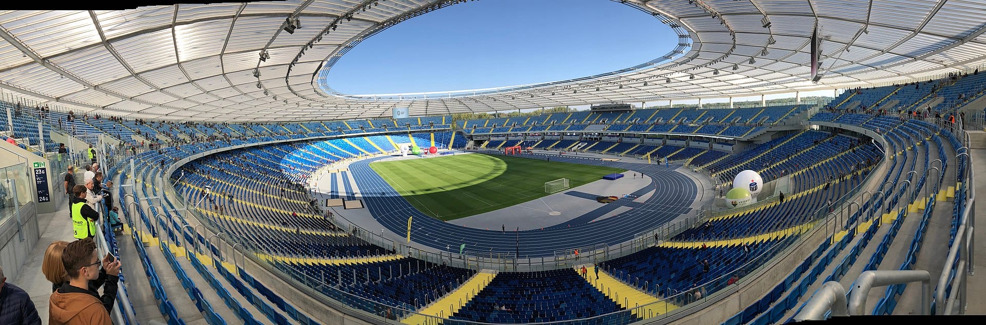 Panoramiczny widok pustego stadionu z bieżnią i boiskiem do piłki nożnej