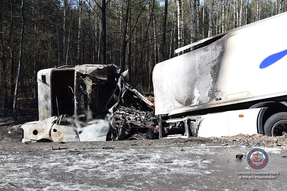 Spalone wraki dwóch ciężarówek po zderzeniu. Badanie miejsca wypadku.