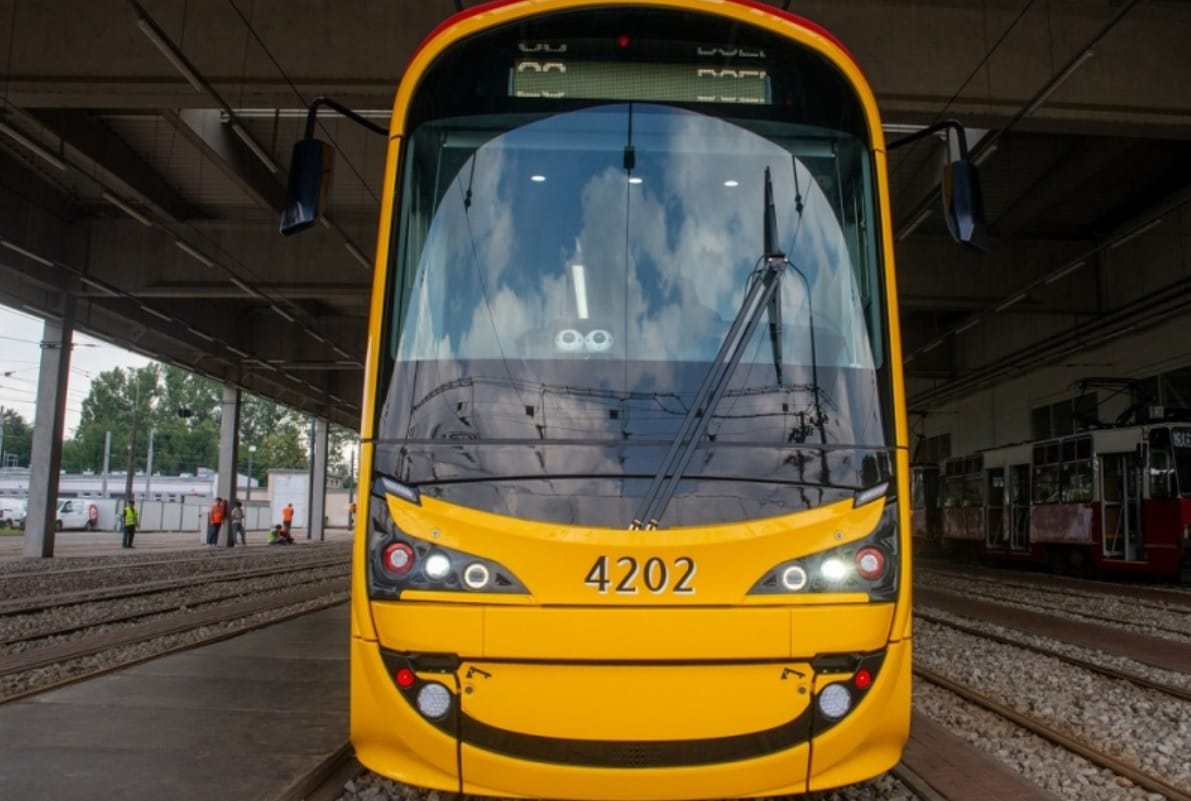Nowy żółty tramwaj 4202 w nowoczesnej zajezdni