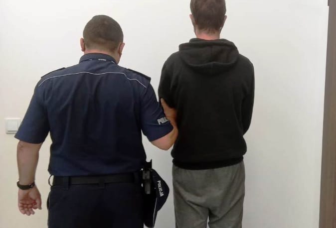 Policjant aresztujący podejrzanego.