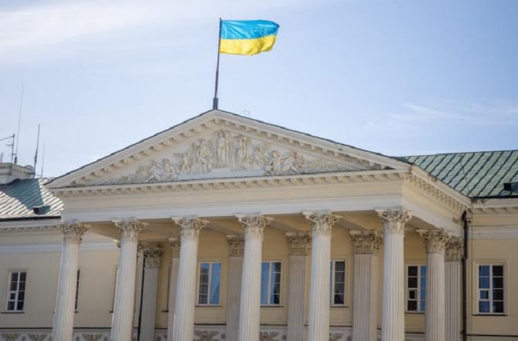 Pałac Prezydencki Ukrainy z flagą